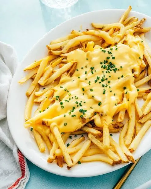 Cheesy Saucy Fries (half)